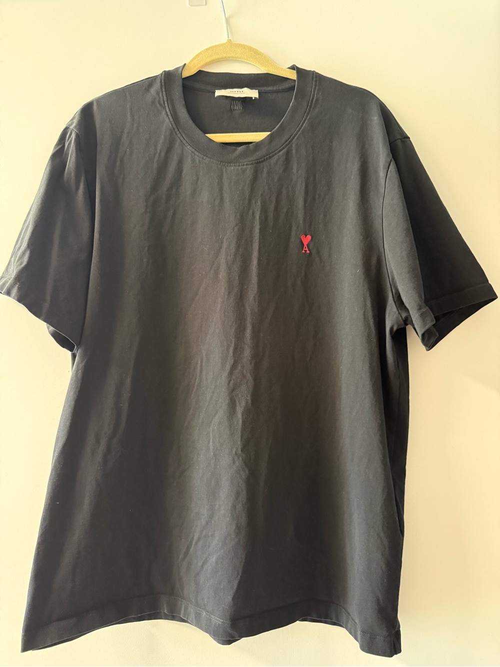 Men’s Ami Black Short-Sleeve Crewneck Tee with Red Heart Emblem